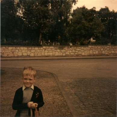 Farbphoto von der Sprengerstraße Ecke Struckmannstraße in Hildesheim: Ein Junge an seinem ersten Schultag.