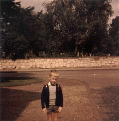 Farbphoto von der Sprengerstraße Ecke Struckmannstraße in Hildesheim in Niedersachsen aus dem Jahr 1967: Ein Junge an seinem ersten Schultag mit Tornister.