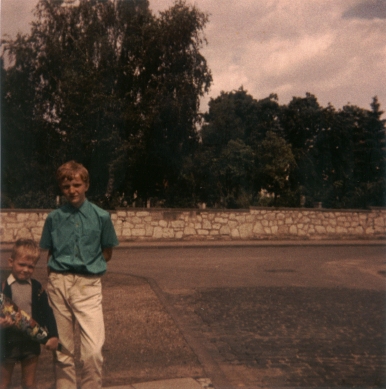 Farbphoto aus dem Jahr 1967 von der Sprengerstraße Ecke Struckmannstraße in Hildesheim in Niedersachsen: Rolfi an seinem ersten Grundschultag mit Zuckertüte links neben seinem großen Bruder Erwin.