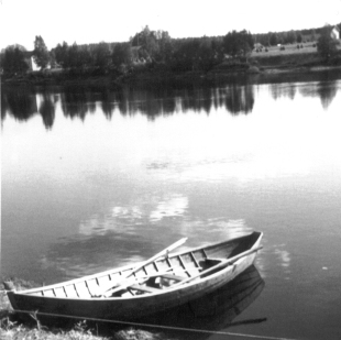 Das Boot der Familie Isokanas auf dem Fluss Oulu-Joki in Finnland. Blick von der Insel im Oulu-Joki auf den Fluss Oulu-Joki und auf das Ufer. Photo: Erwin Thomasius. 1967.
