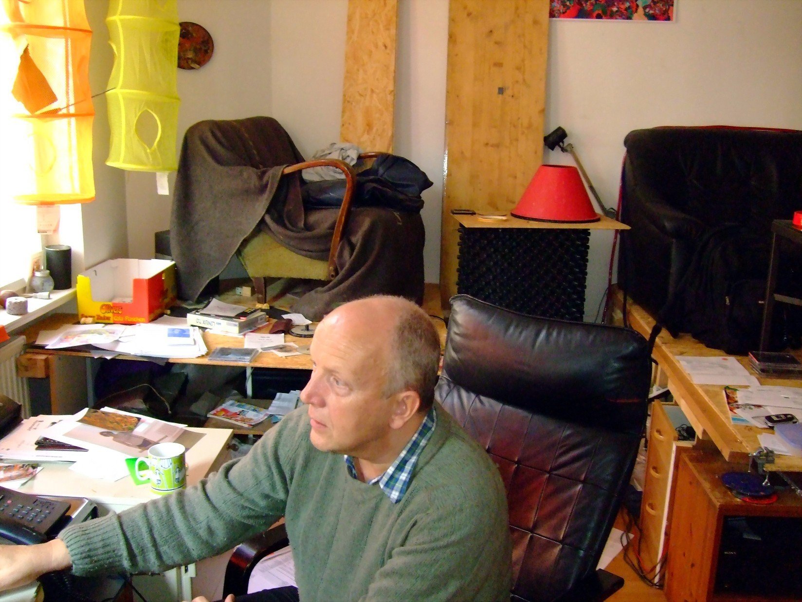 Erwin Thomasius im Oktober 2007 in der Einraumwohnung von Kim Hartley im Bezirk Neukölln in Berlin beim Surfen im Internet. Photo: Kim Hartley.