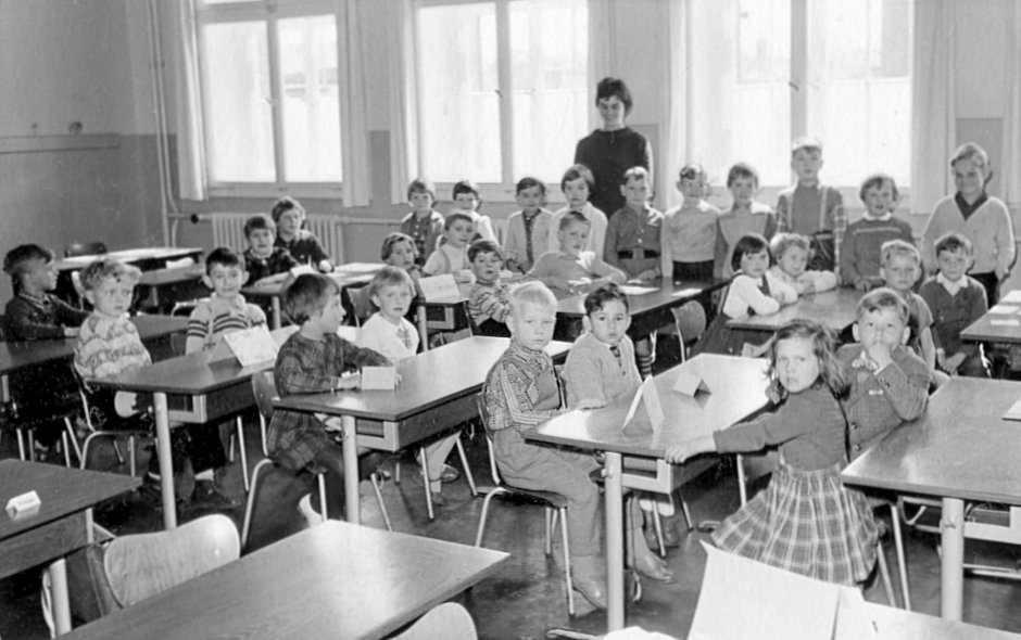 Schwarz-Weiß Photo von einer ersten Schulklasse in der Bahnhofsschule in Hildesheim im Jahr 1960