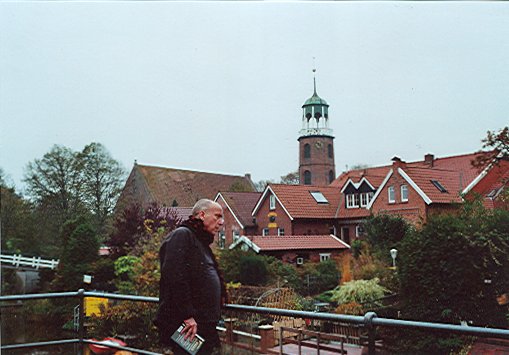 Blick auf den Kirchturm in Ditzum im Oktober 2007. Farbphoto. Photographin: I.O..