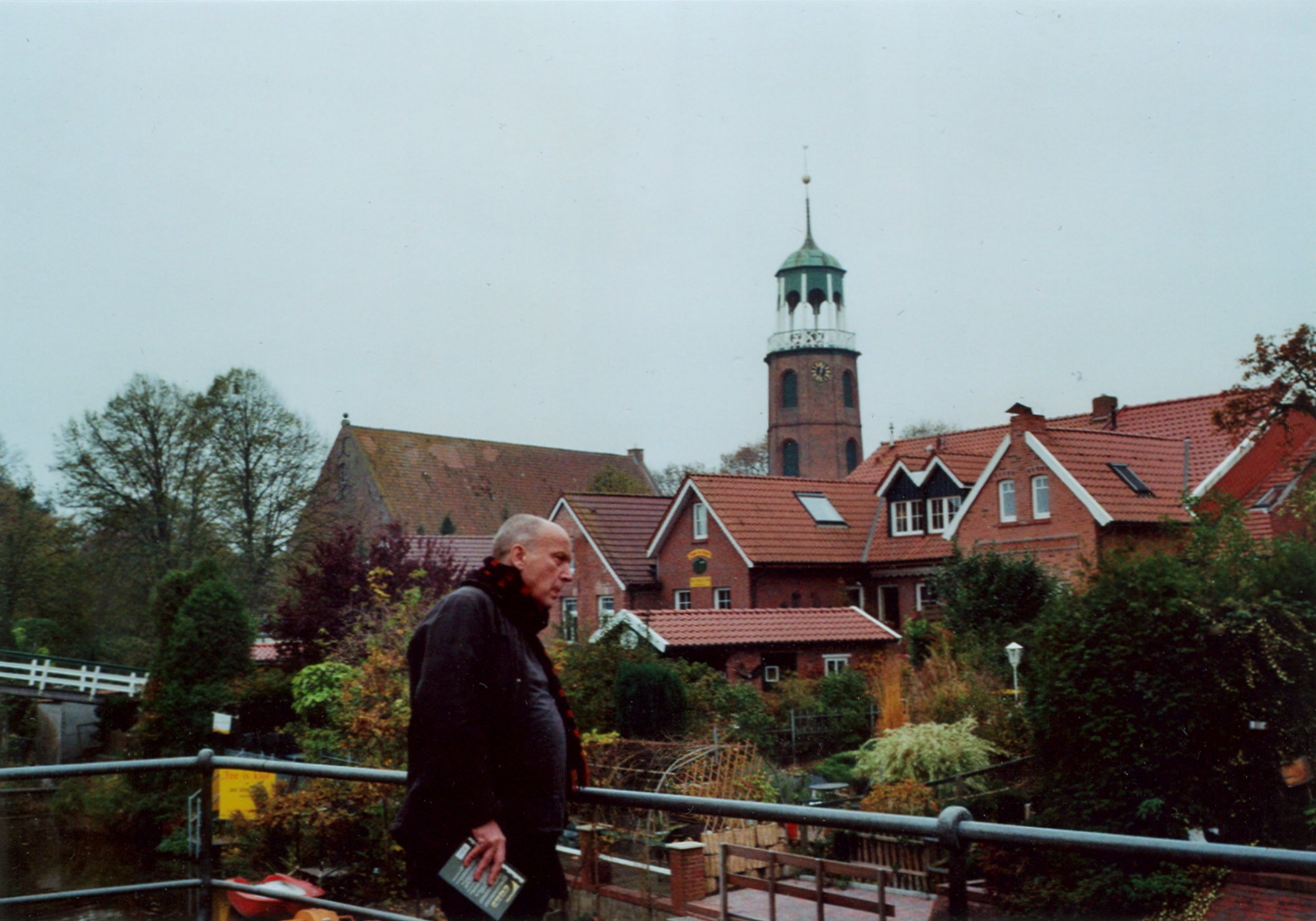 Blick auf den Kirchturm in Ditzum im Oktober 2007. Farbphoto. Photographin: I.O..