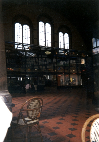 Photo: In der großen Bahnhofshalle im Hauptbahnhof von Kopenhagen. Mai 2002. Copyright by jen.