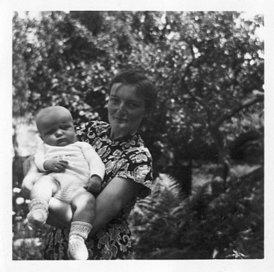 Schwarz-Weiß-Foto: In der Zeppelinstraße in Emden im Jahre 1954. Fotografin: I.O.