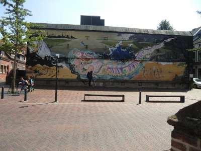 Farbfoto: Das Gemälde KAMPF UMS WASSER von den Künstlern Alberto Carmona, Hebert Müller und Bernd Meyse an dem Bunker in der Kirchstraße Ecke Pelzerstraße in Emden im Juli des Jahres 2014. Fotografin: I.O.