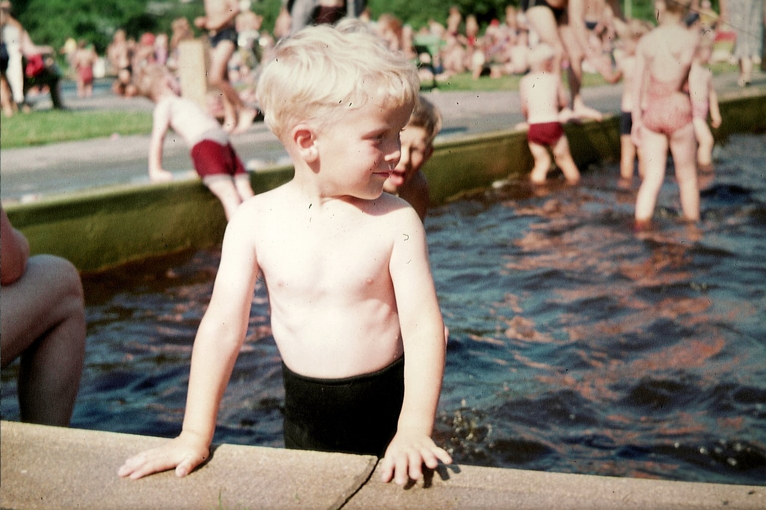 Farbphoto von Erwin Thomasius im Nichtschwimmerbecken  des Freibades van Ameren Bad in Emden in Ostfriesland im Jahre 1957. Photographin: I.O.