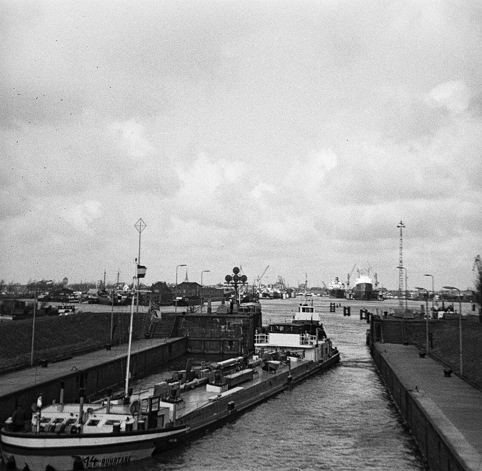 Foto von der Grossen Seeschleuse im Emder Hafen aus dem Jahr 1967