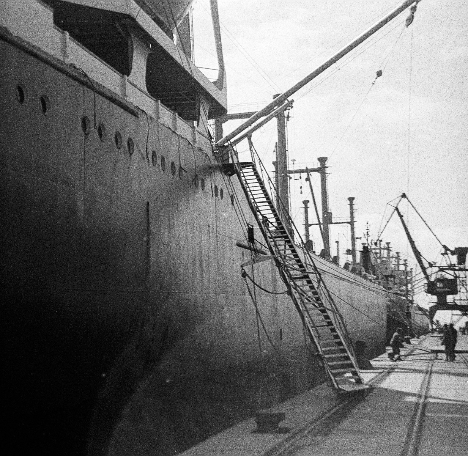 Blick auf die MS Johann Schulte. Im Seehafen Emden, kurz vorm Ablegen in Richtung USA. Die Gangway. 1967. Foto: Erwin Thomasius.