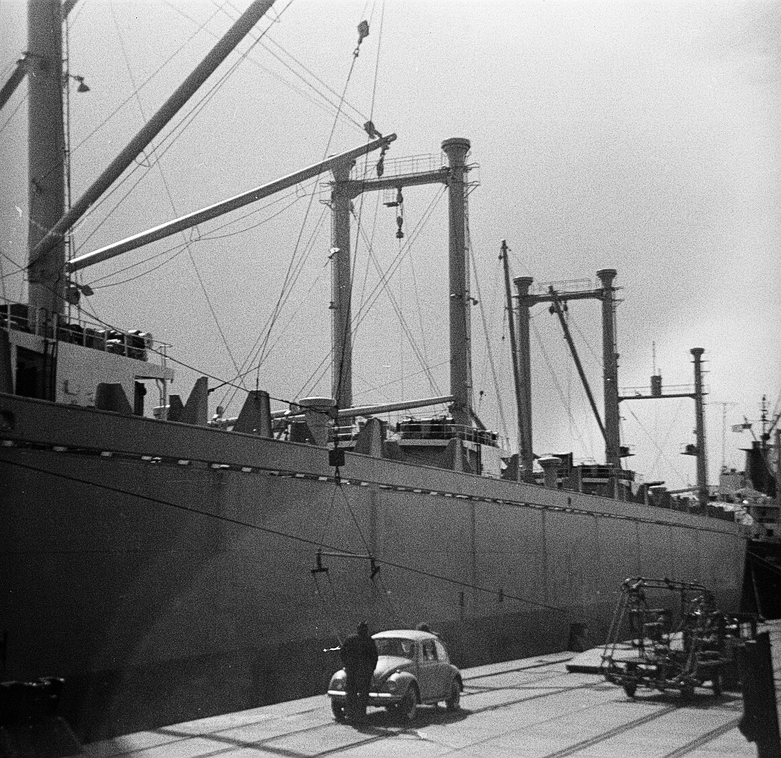 Foto von einem in Emden bei VW hergestellten VW-Käfer, der auf das Schiff JOHANN SCHULTE verladen und dann in die USA gebracht werden soll. 1967