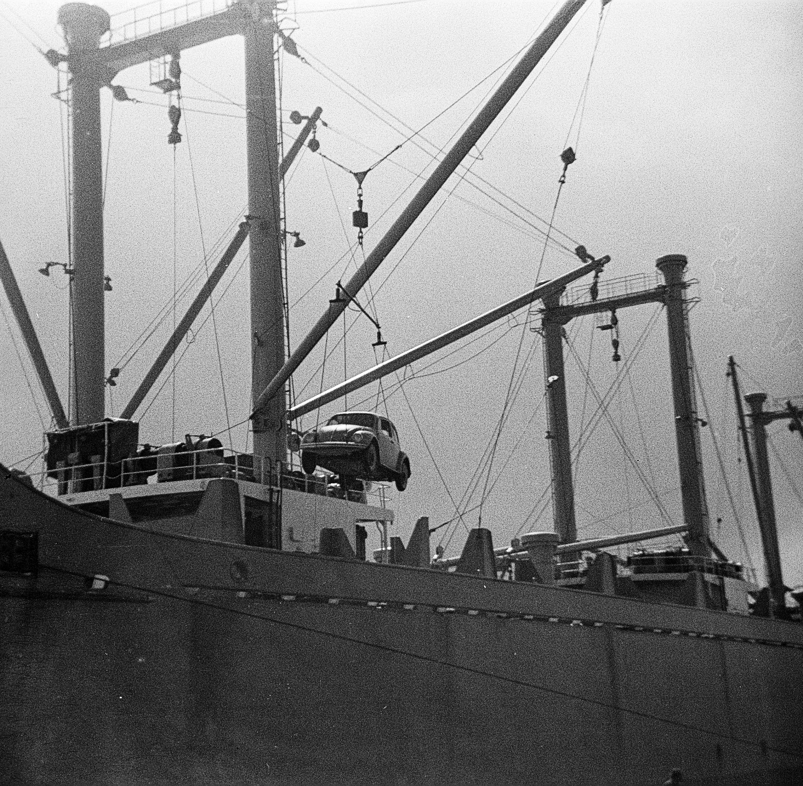 Foto von einem in Emden bei VW hergestellten VW-Käfer, der auf das Schiff JOHANN SCHULTE verladen wird, und in die USA gebracht werden soll. 1967. Foto: Erwin Thomasius.