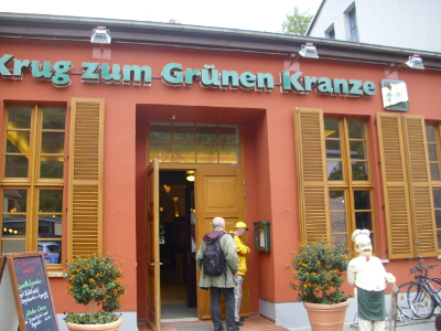 Farbfoto: Erwin Thomasius und Ralph Ivert vor dem Restaurant Krug zum Grünen Kranze an der Saale bei Halle am 31. August im Jahre 2012. Fotgraf: Bernd Paepcke.