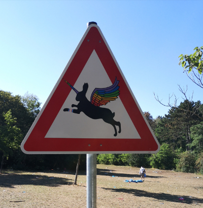 Farbfoto: Ein neues vor Einhörnern warnendes Verkehrsschild auf der inoffiziellen FKK-Wiese im Volkspark Hasenheide. Fotograf: Erwin Thomasius