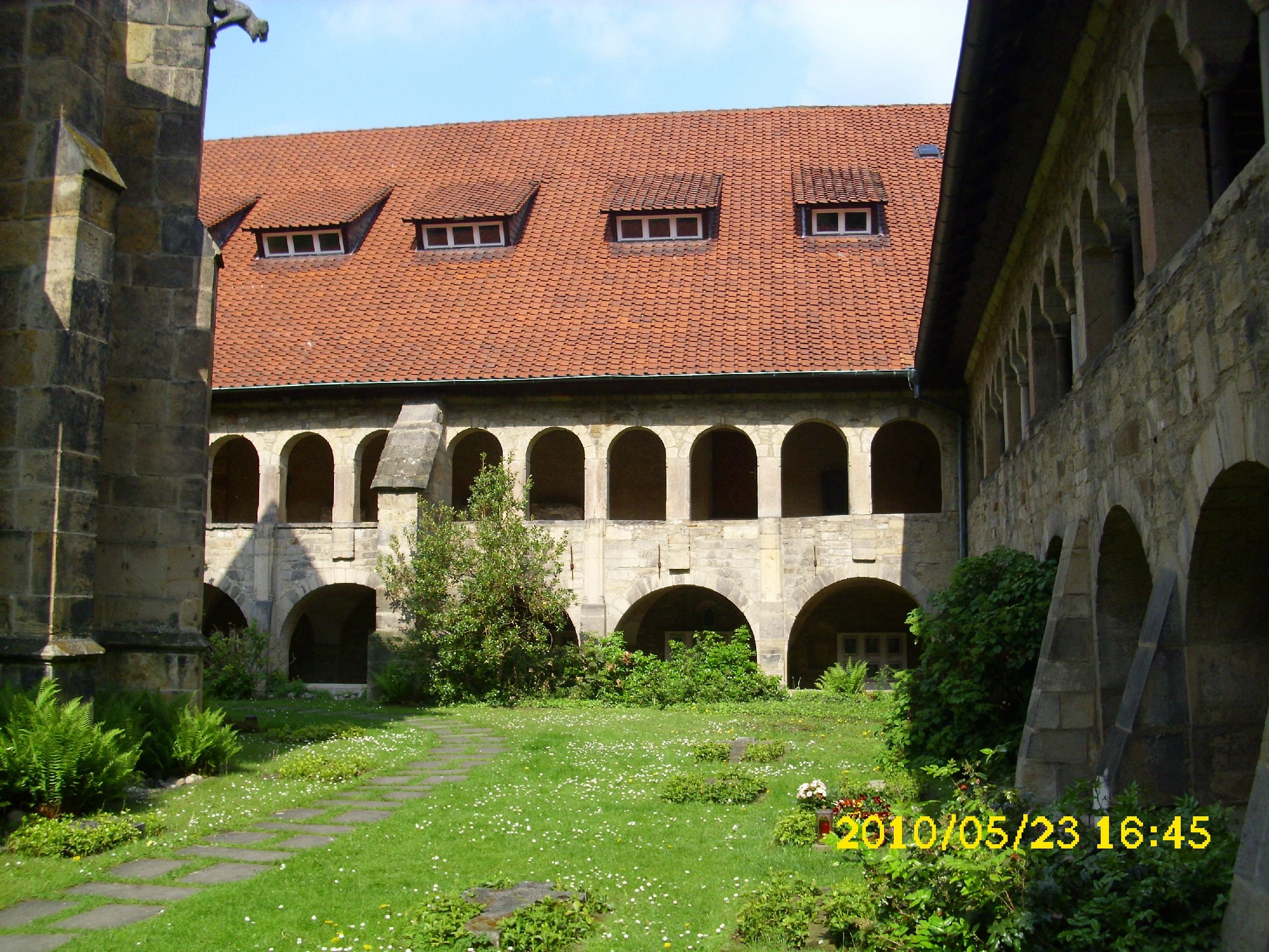 Farbfoto: Der auch als Paradies bezeichnete Kreuzgang im Dom in Hildesheim am Pfingstsonntag 2010. Fotograf: Kim Hartley.