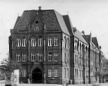 Schwarz-Weiß-Photo von der Hohnsenschule in Hildesheim, damals einer Evangelsichen Volksschule, aus dem Jahr 1960.