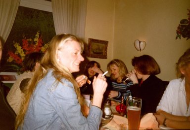 Photo vom Klassentreffen in Spandau im  Jahr 2002. Sabine Jung und ihre ehemaligen  Mitschülerinnen.