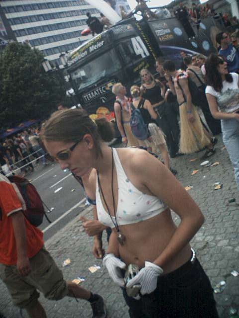 Der Wagen von TERRATEC auf der Love Parade im Tiergarten am 21.07.2001