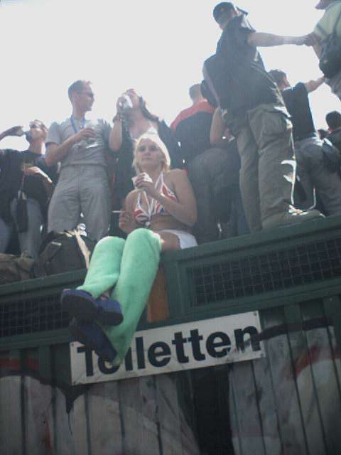 Photo von der Love Parade auf den Toiletten im Tiergarten in Berlin am 21.07.2001