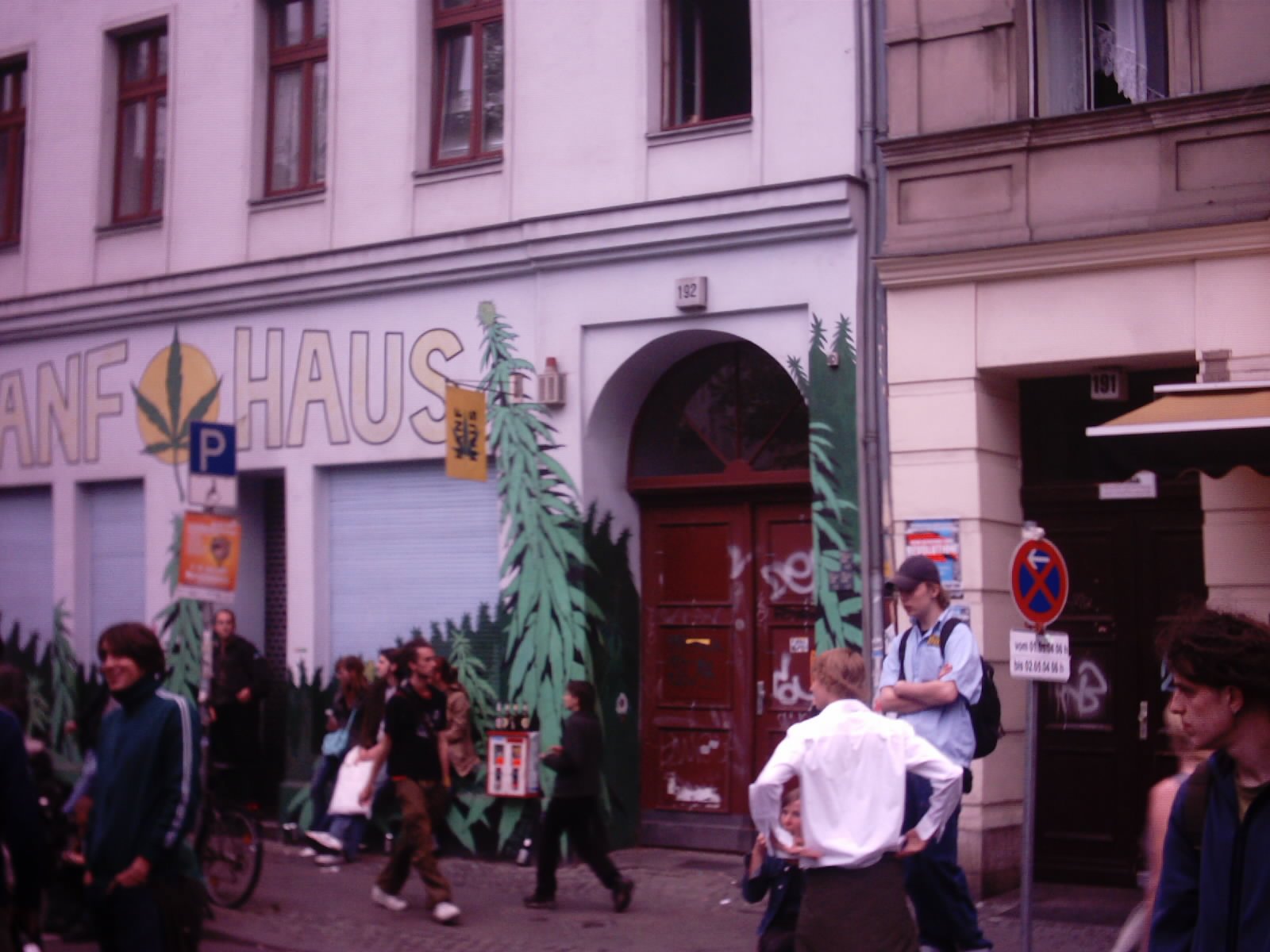 Photo vom Hanfhaus in Kreuzberg am 1. Mai 2004 in Kreuzberg in Berlin (Germany). Copyright by Kim Hartley.