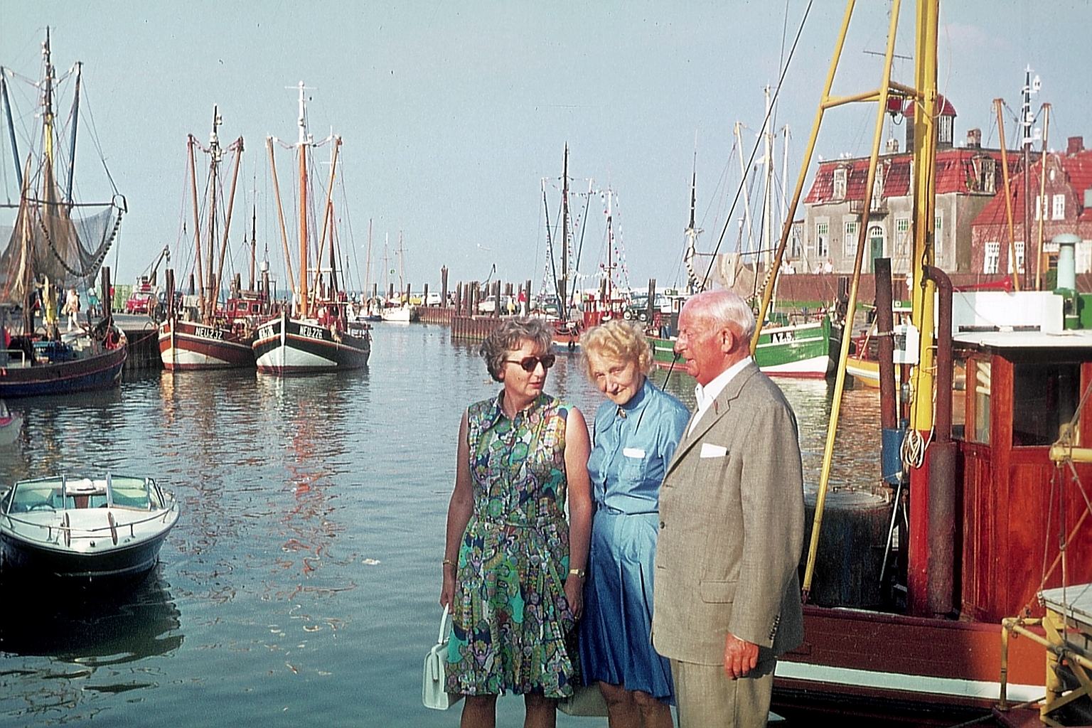 Der Hafen von Neuharlingersiel. Farbfoto. Fotografin: I.O..