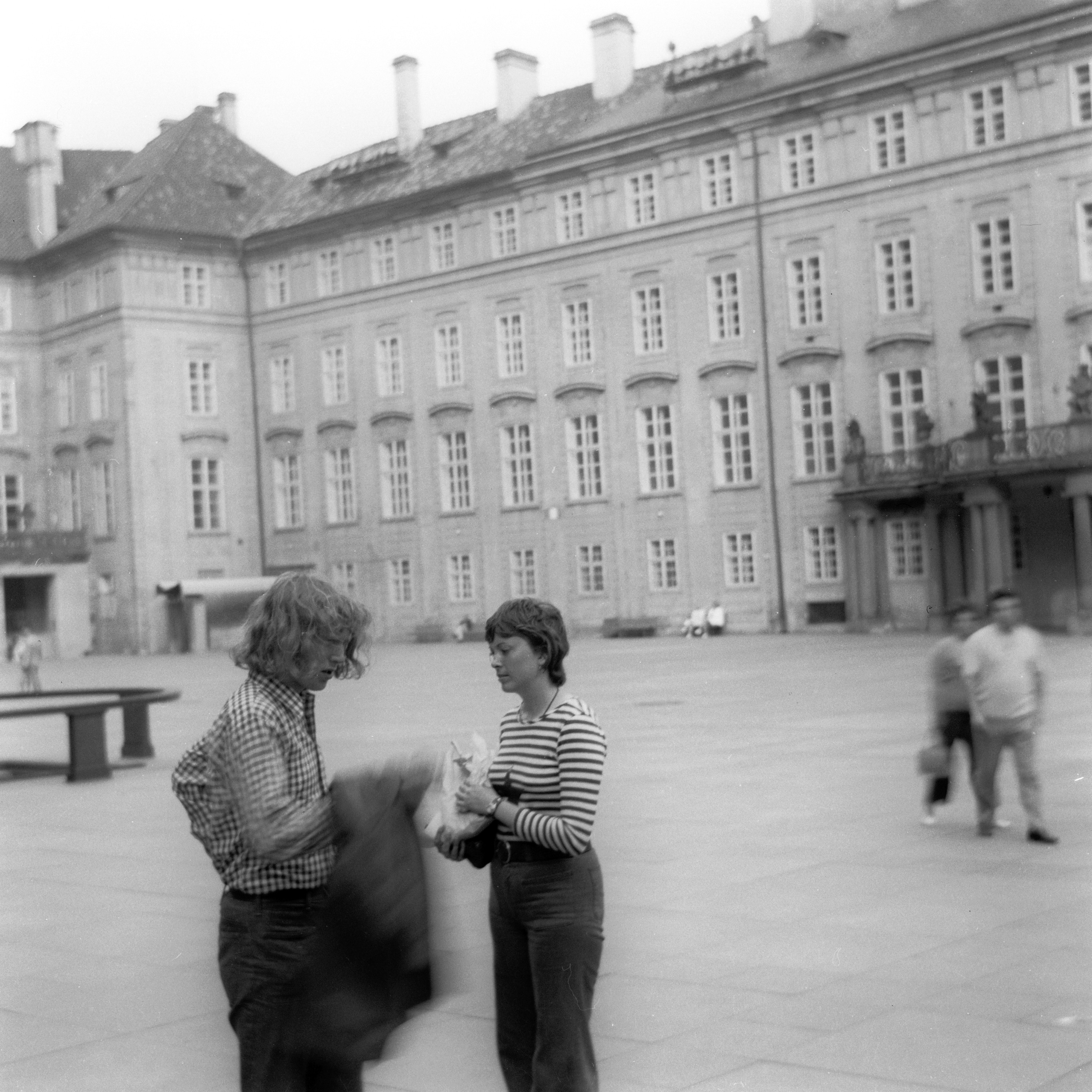 Schwarz-Weiß-Foto von rechts nach links: Eine Kanadierin und Erwin Thomasius in Prag im Jahre 1973.