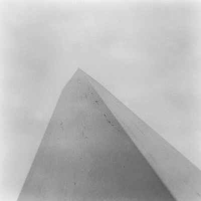 Schwarz-Weiß-Foto: Ein Denkmal aus Stein an einem windigen Tag in Prag im Jahre 1973.