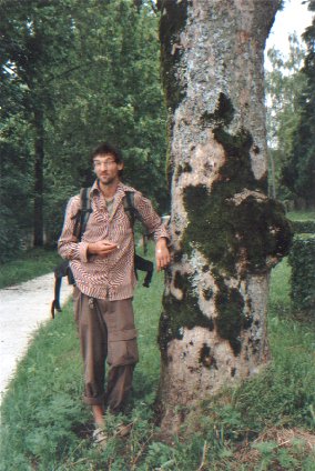 Photo von Ralf Splettstößer neben einem mit Moos, Algen und Flechten bewachsenen Baumstamm an der  Kardinal-Faulhaber-Straße in Traunstein in Oberbayern aus dem Jahr 2006. Photo: Erwin Thomasius
