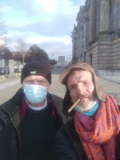 Ein Selfie von Ralf Splettstößer. Ralf Splettstoesser und Erwin Thomasius (links) vor dem Deutschen Bundestag. Am Mittwoch, dem 27. Januar im Jahre 2021.