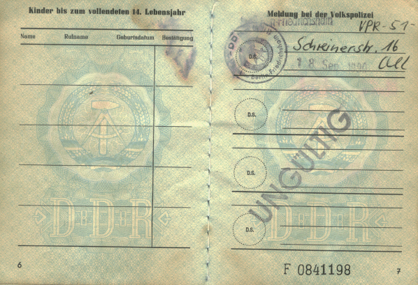 Seite 6 und 7 eines Personalausweises der Deutschen Demokratischen Republik aus dem Jahr 1990. 1:1 eingescannt