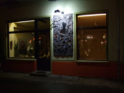 Farbphoto von einem Geschäft für Kunsthandwerk in der Simon-Dach-Straße in Friedrichshain in Berlin bei Nacht im November 2007. Photograph: Kim Hartley.