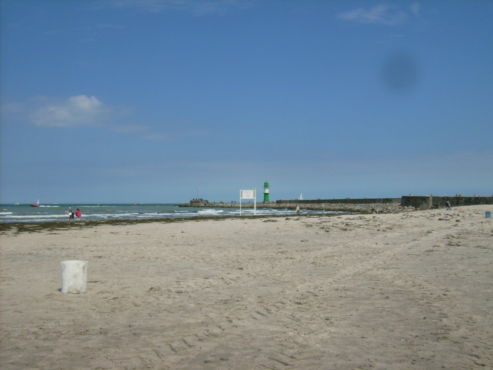 Farbphoto: Blick auf den Sandstrand von Warnemünde, auf die Ostsee und auf die Mole von Warnemünde. Juni 2009. Photograph: Bernd Paepcke.