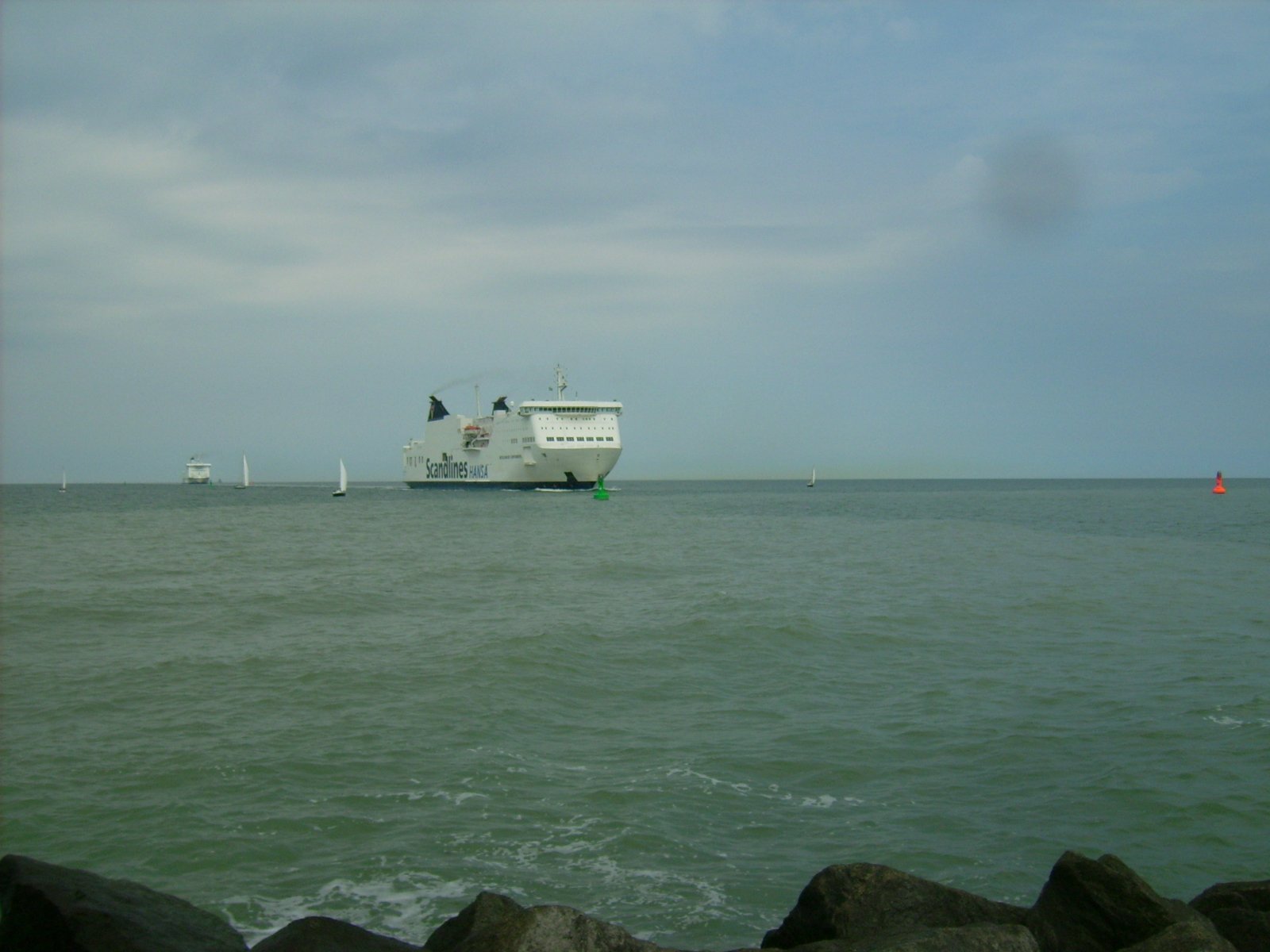 Farbphoto: Zwei Fähren fahren in der Ostsee auf den Hafen von Rostock zu. Von der Mole in Warnemünde aus photographiert. Im Juni 2009. Photograph: Bernd Paepcke.