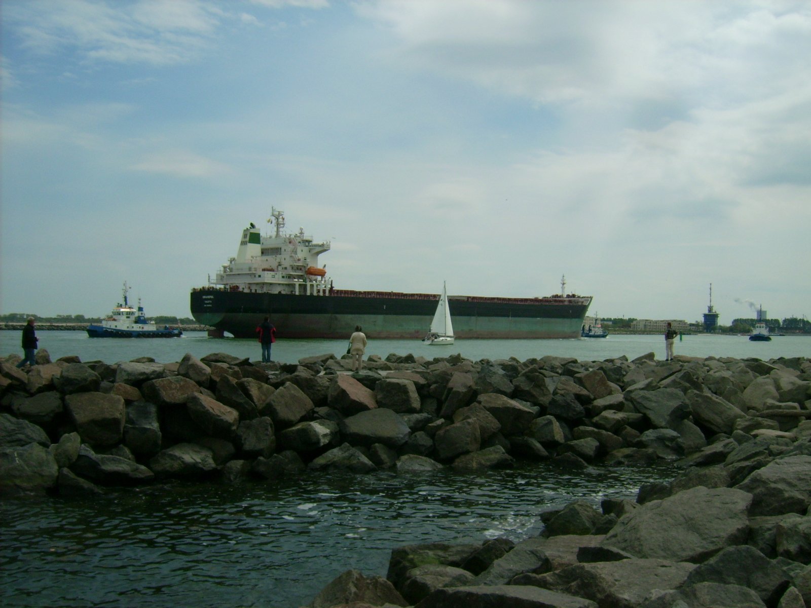 Farbphoto: Blick von der Mole in Warnemünde auf den in den Hafen von Rostock hineinfahrenden Massengutfrachter GRACEFUL im Juni 2009. Photograph: Bernd Paepcke.