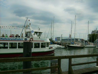 Farbphoto: Das Hafenrundfahrtsschiff MS MotorSchiff MARKGRAFENHEIDE in Warnemünde im Juni 2009. Photograph: Bernd Paepcke.