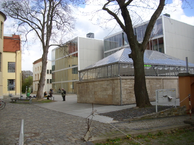 Farbfoto: Die Bauhaus Universität Weimar in Weimar am Sonntag dem 22. April im Jahre 2012. Fotograf: Bernd Paepcke.