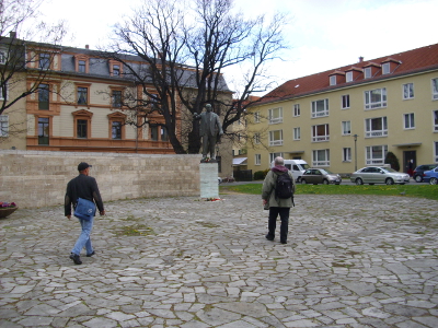 Farbfoto: Ralph Ivert und Erwin Thomasius vor dem Mahnmal für Ernst Thälmann in Weimar im Jahre 2012. Fotograf: Bernd Paepcke.