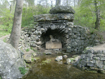 Farbfoto: Die Sphinx in der Sphinxgrotte an der Quelle von dem Fluss DIE LEUTRA im Park an der Ilm in Weimar im April des Jahres 2012. Fotograf: Bernd Paepcke