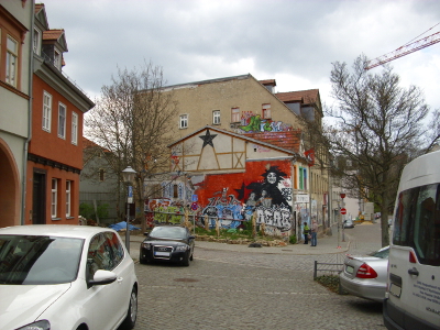 Farbfoto: Die Kneipe WUNDERBAR hinter der Graffiti in Weimar im Jahre 2012. Fotograf: Bernd Paepcke.