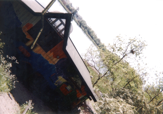 Photo: Ein Haus und ein Vogelnest am Stadtgraben in Christiania im Mai 2002. Copyright by jen.