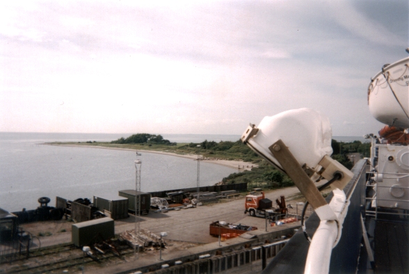 Farbphoto: Im Hafen von Gedser in Dänemark. Blick von der Gedser in Dänemark mit Warnemünde/Rostock in Deutschland verbindenden Fähre aus auf den Hafen von Gedser und auf den Sandstrand bei Gedser. Mai 2002. Copyright by jen.