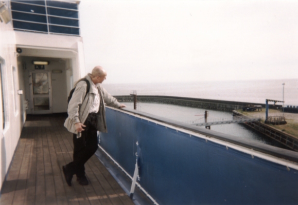 Farbphoto: Erwin Thomasius auf der aus dem Hafen von Gedser Richtung Ostsee mit dem Ziel Warnemünde/Rostock auslaufenden Fähre. Mai 2002. Copyright by jen.