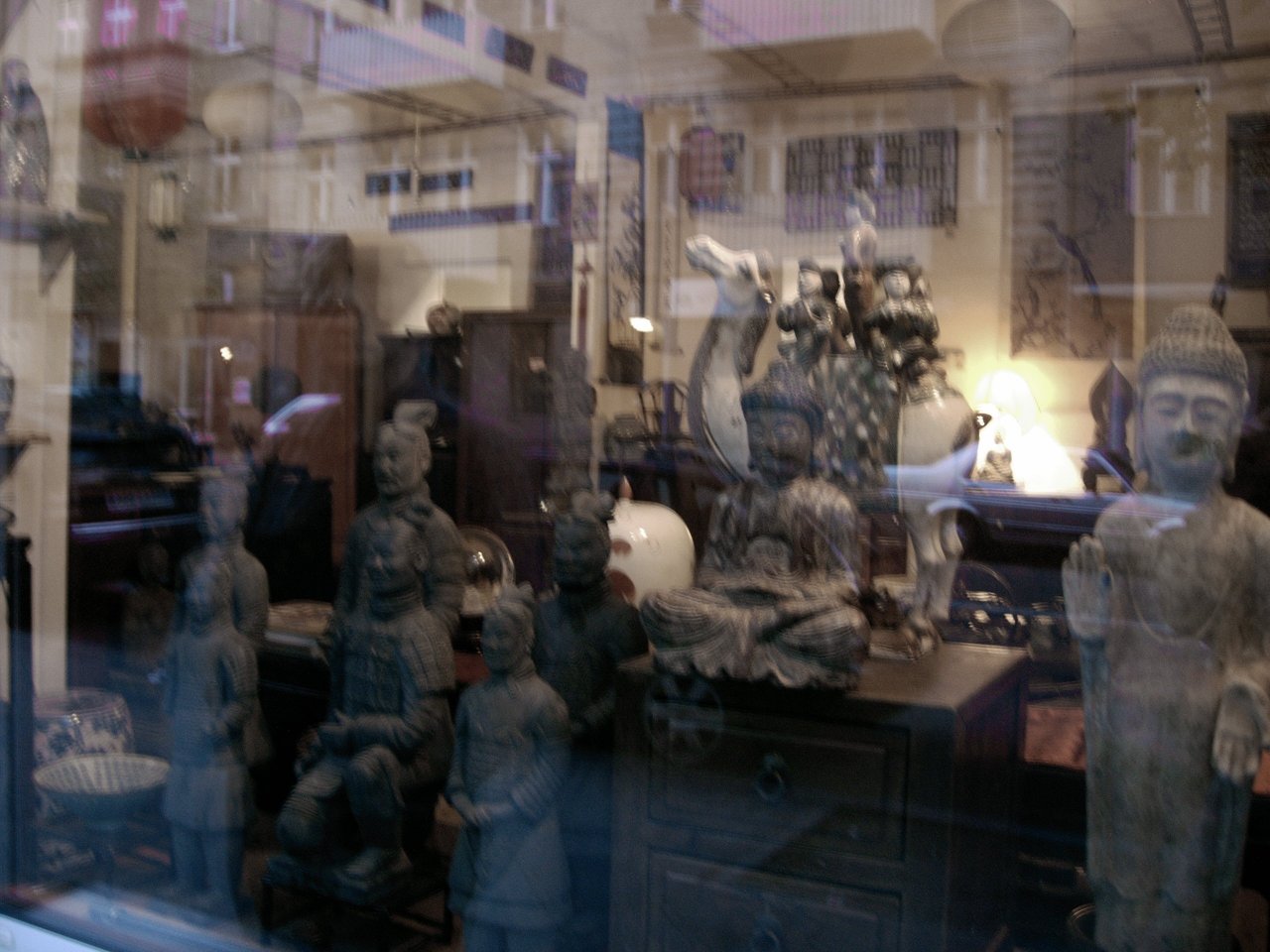 Blick in eines der Schaufenster des Geschäftes YANG - CHINESISCHES in der Flughafenstraße in Neukölln in Berlin im Jahr 2005. Photo: Kim Hartley.