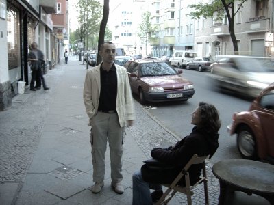 Der Künstler Herr Morelli in Neukölln in Berlin vor der Gallerie Raumausstatter in der Fuldastraße im Jahr 2005. Farbphoto: Kim Hartley