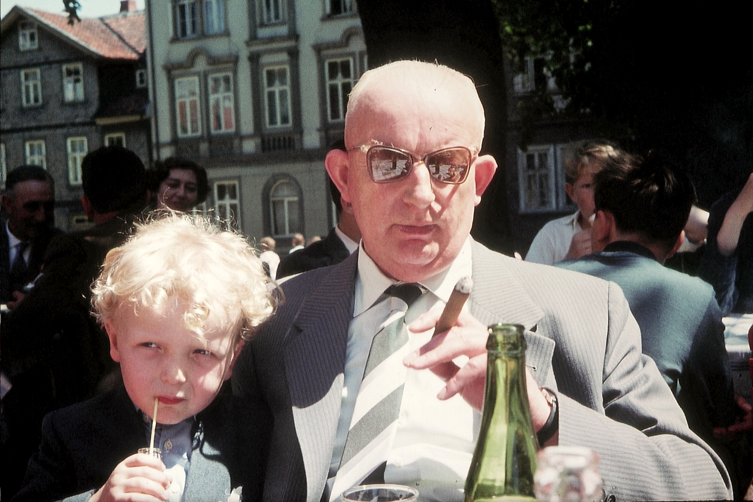 Farbfoto: Mein Großvater Bernhard Oostinga und ich in Goslar im Harz im Jahr 1958. Fotografin: Ingrid Oostinga.
