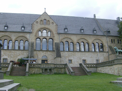 Farbfoto: Das zur Goslarer Kaiserpfalz gehörende Kaiserhaus in Goslar am Sonntag, dem 7. August im Jahre 2011. Foto: R.I.