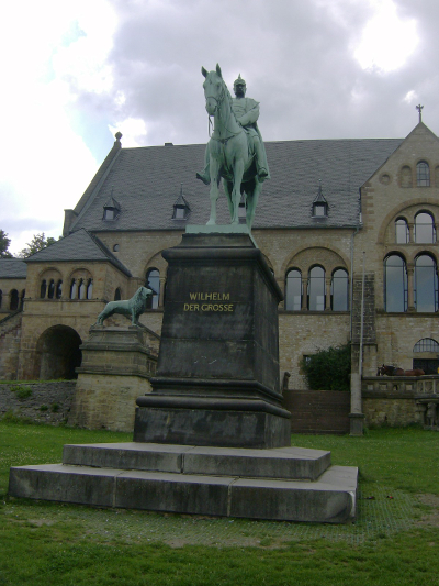 Farbfoto: Das zur Goslarer Kaiserpfalz gehörende Kaiserhaus in Goslar mit einer Kopie des Braunschweiger Löwen und dem Reiterstandbild von Kaiser Wilhelm dem Ersten davor am Sonntag, dem 7. August im Jahre 2011. Foto: R.I.