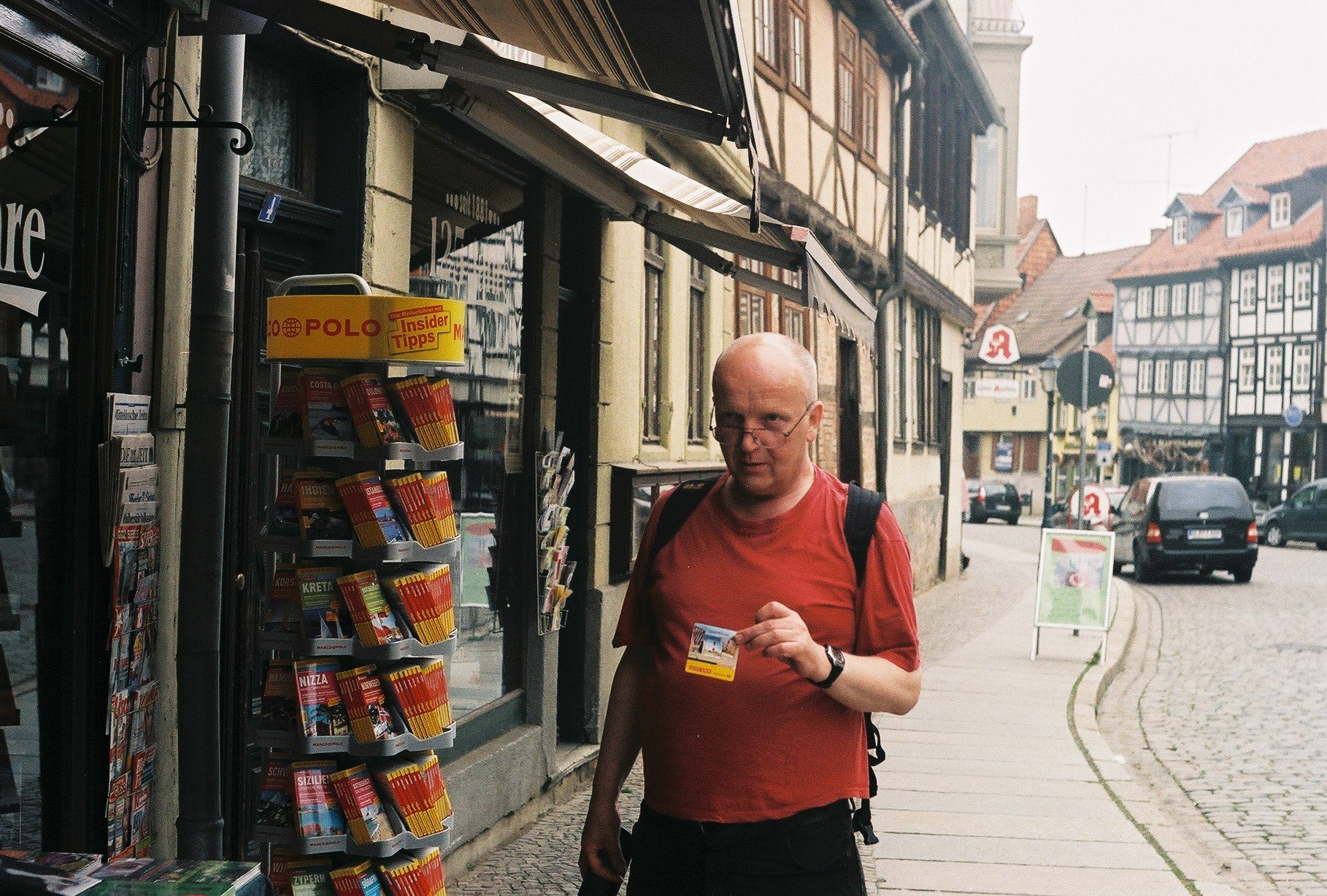 Farbphoto: Erwin Thomasius vor dem Antiquariat Gebecke in der Pölkenstraße in Quedlinburg im Mai 2009.