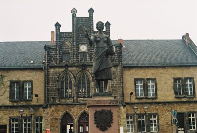 Farbphoto: Die Statue der Göttin Flora vor dem Bahnhof in Quedlinburg. Mai 2009.
