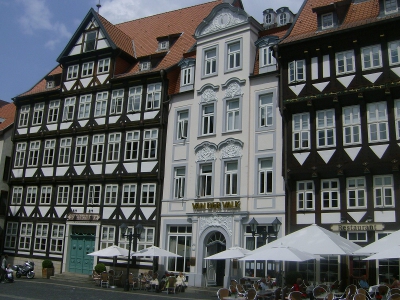 Von links nach rechts: Die Stadtschänke, das Rokokohaus und das Wollenwebergildehaus. Hinter den nach historischem Vorbild nachgebauten Fassaden befindet sich ein Hotel. In Hildesheim auf dem Rathausmarktplatz im Juni 2011. Fotograf: Ralph Ivert.